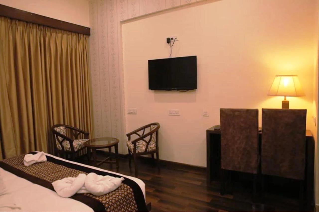 Hotel Citi Inn Grande Zirakpur Exteriör bild