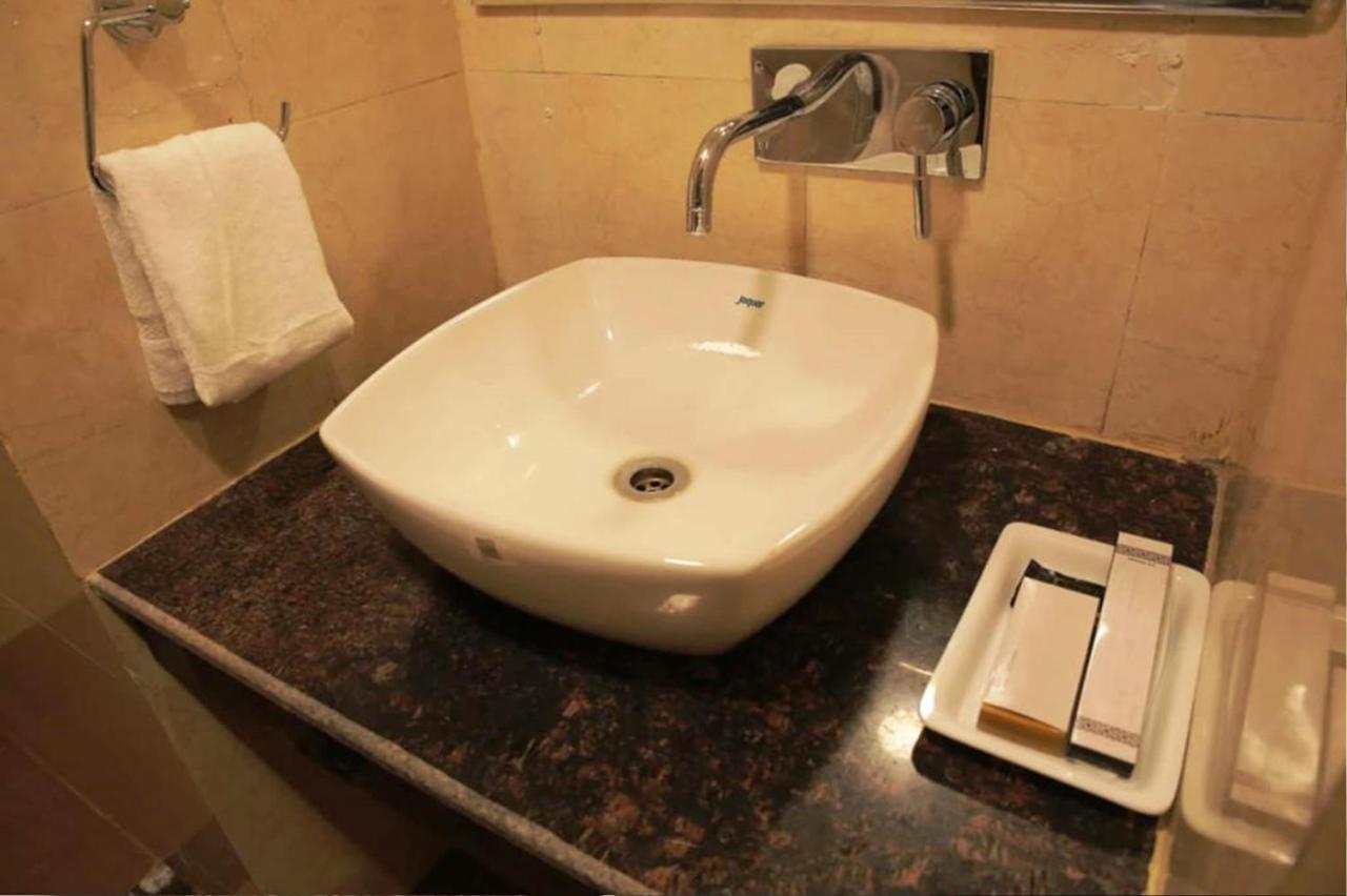 Hotel Citi Inn Grande Zirakpur Exteriör bild