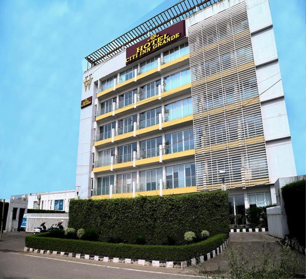 Hotel Citi Inn Grande Zirakpur Exteriör bild